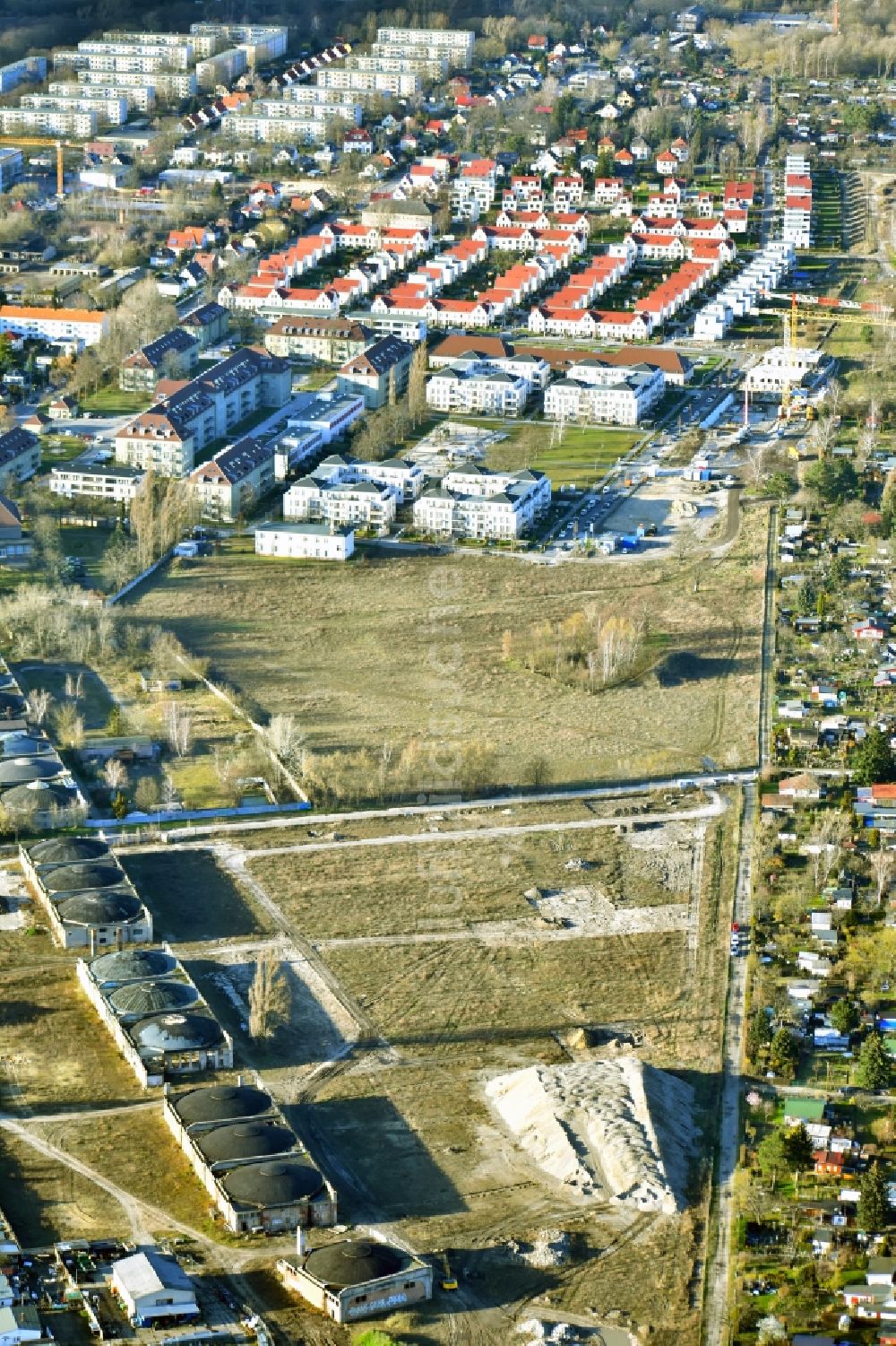 Berlin von oben - Entwicklungsgebiet der Industriebrache Flugzeughallen Karlshorst am Biesenhorster Weg - Karlshorster Weg im Ortsteil Karlshorst in Berlin