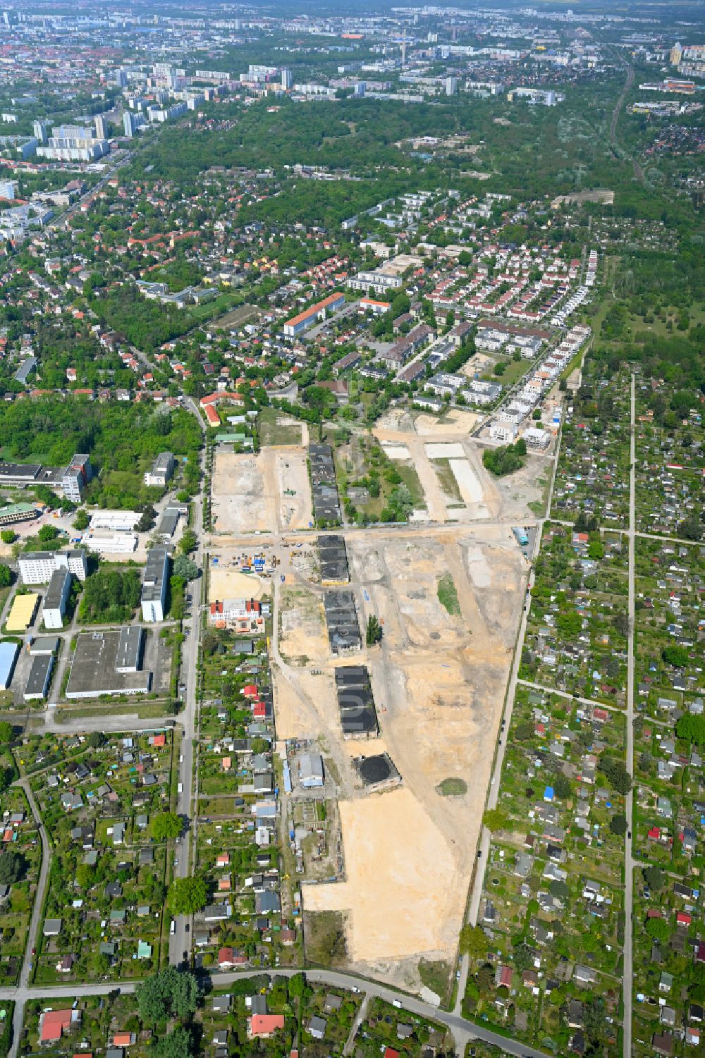 Luftaufnahme Berlin - Entwicklungsgebiet der Industriebrache Flugzeughallen Karlshorst im Ortsteil Karlshorst in Berlin, Deutschland