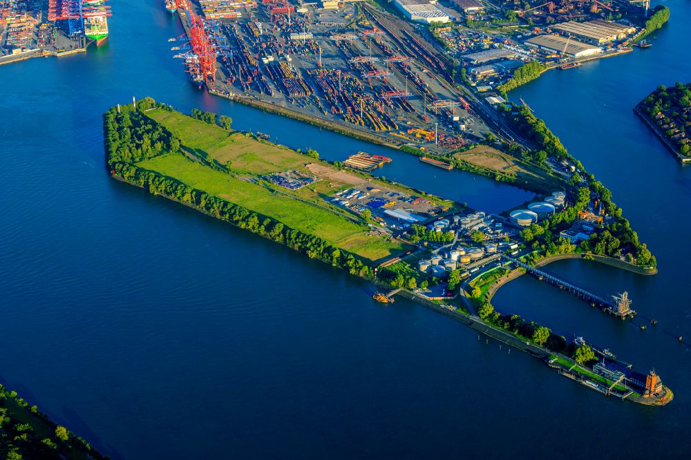 Hamburg aus der Vogelperspektive: Entwicklungsgebiet der Industriebrache am Petroleumhafen im Ortsteil Waltershof in Hamburg, Deutschland
