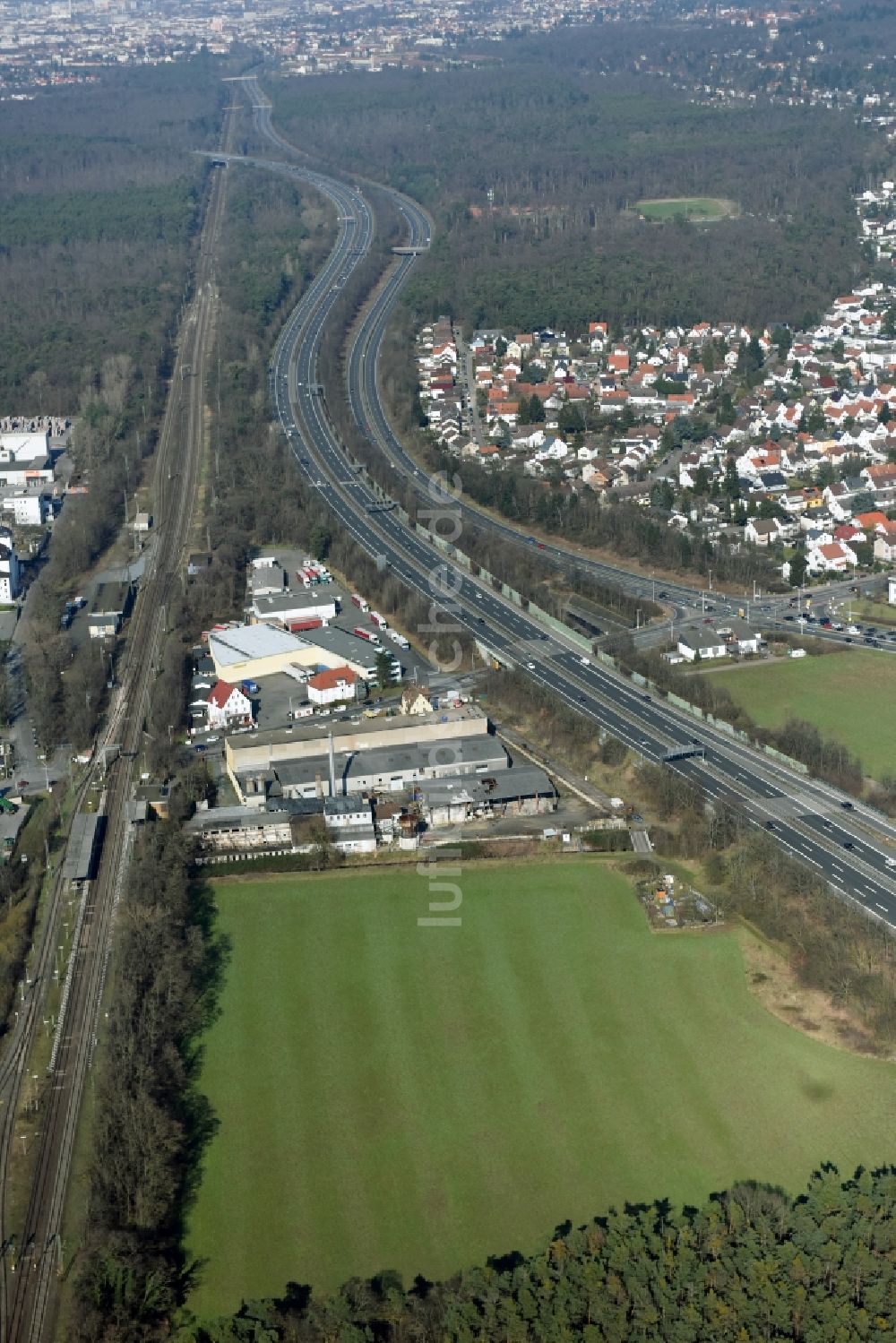 Luftaufnahme Darmstadt - Entwicklungsgebiet der Industriebrache Pfungstädter Straße an den Wiesen am Flußverlauf der Modau entlang der Autobahn BAB A5 und der Bundesstraße B462 in Darmstadt im Bundesland Hessen