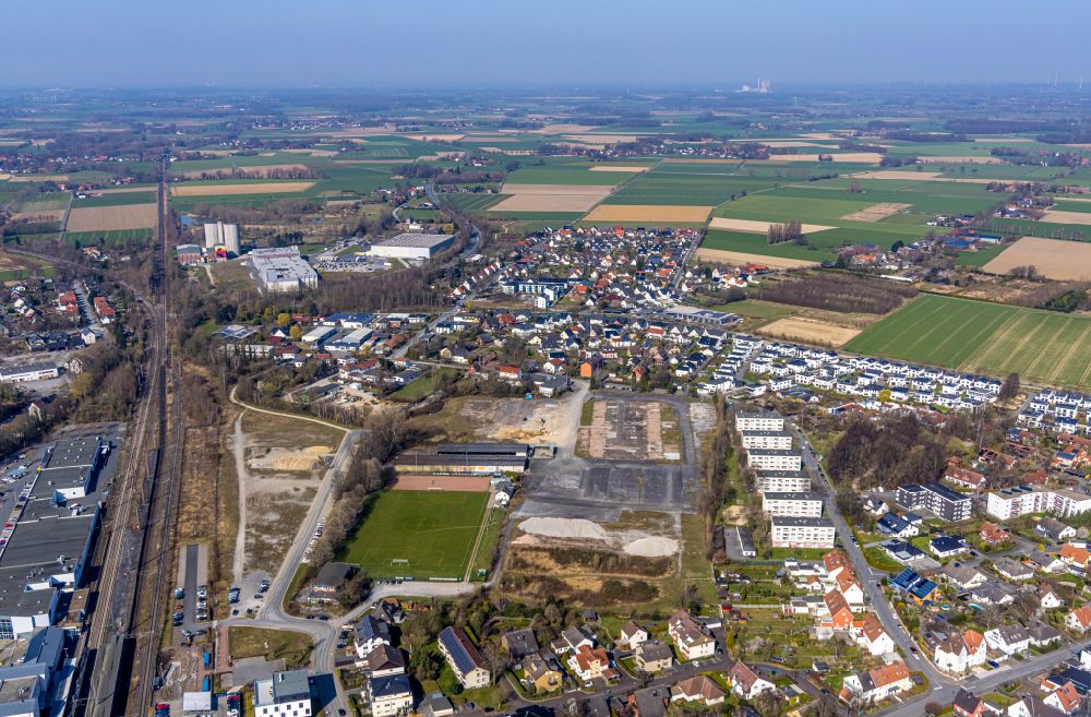 Soest aus der Vogelperspektive: Entwicklungsgebiet der Industriebrache mit Sportplatz am Teinenkamp in Soest im Bundesland Nordrhein-Westfalen, Deutschland