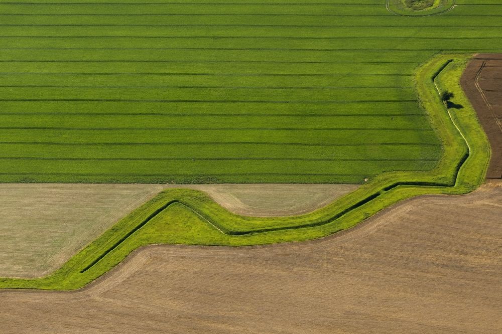 Groß Polzin von oben - Entwässerungsgraben auf einem Feld / Graphische Landschaft bei Groß Polzin im Bundesland Mecklenburg-Vorpommern