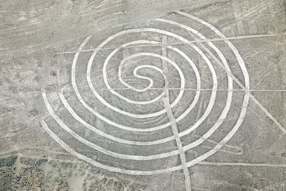 Espiral aus der Vogelperspektive: Erd- und Bodenzeichnung in der Wüste in Espiral in Ica, Peru