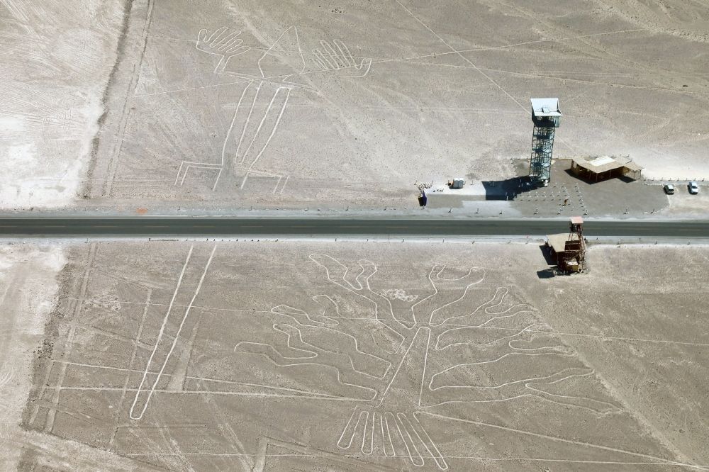 Luftaufnahme Espiral - Erd- und Bodenzeichnung in der Wüste in Espiral in Ica, Peru