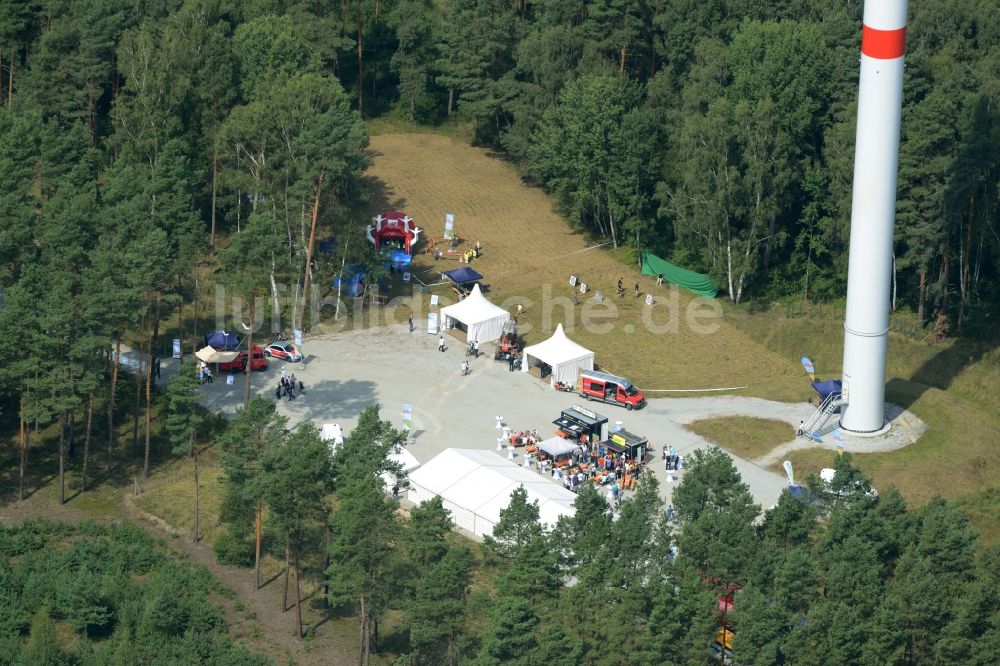 Sallgast von oben - Eröffnungsfest des Wald- Windparks Göllnitz-Lieskau-Rehain in Sallgast im Bundesland Brandenburg