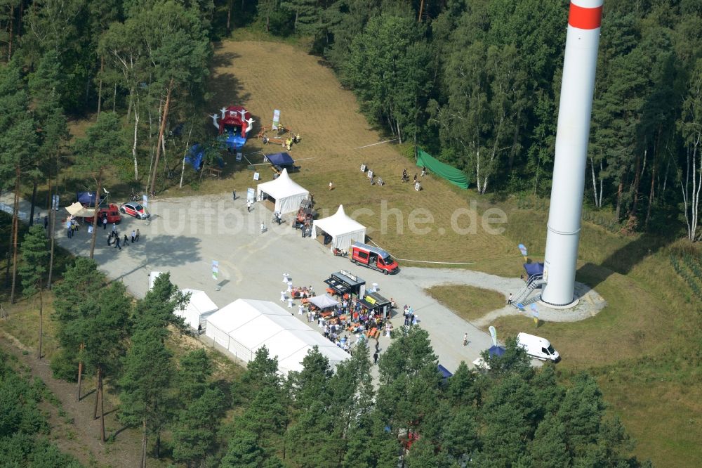 Sallgast aus der Vogelperspektive: Eröffnungsfest des Wald- Windparks Göllnitz-Lieskau-Rehain in Sallgast im Bundesland Brandenburg
