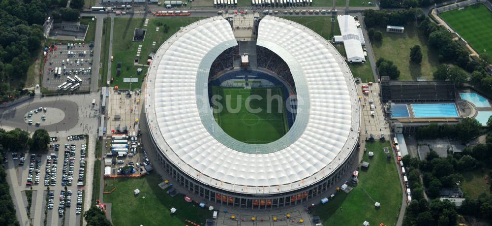 Luftbild Berlin - Eröffnungsspiel der Fußball-Weltmeisterschaft der Frauen 2011 im Berliner Olympiastadion