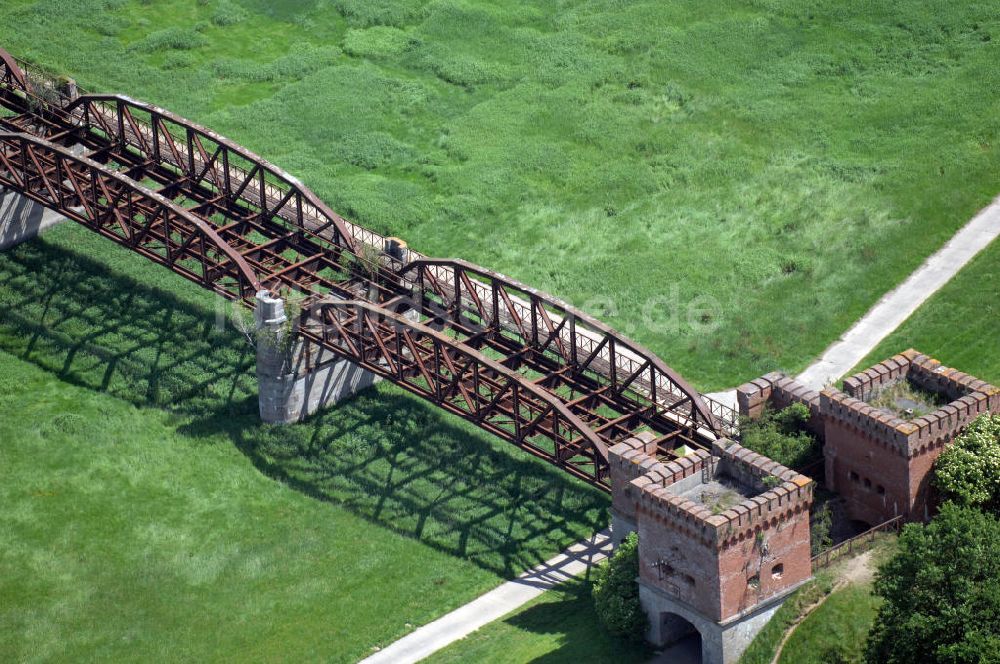 Luftaufnahme Dömitz - erhaltenen Reste Eisenbahnbrücke Dömitz auf der Dömitz gegenüberliegenden Elbseite.