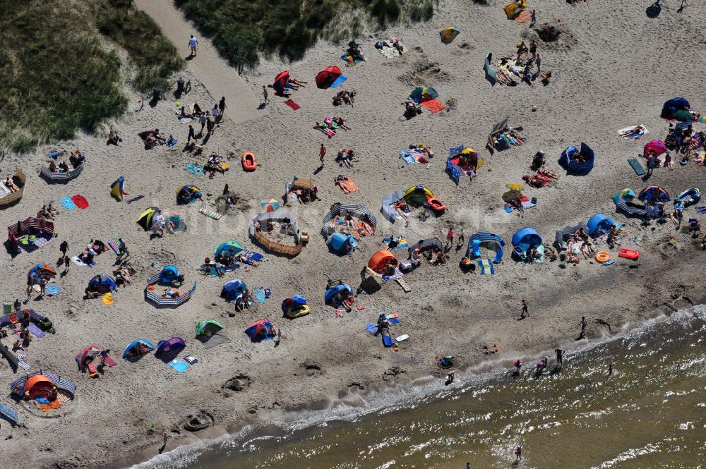 Luftbild Ostseebad Graal Müritz - Erholungs- und Badebetrieb bei sonnigem Wetter am Strand des Ostseeheilbades Graal-Müritz