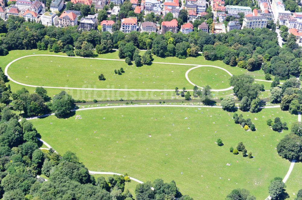 Luftbild München - Erholungspark Englischer Garten in München