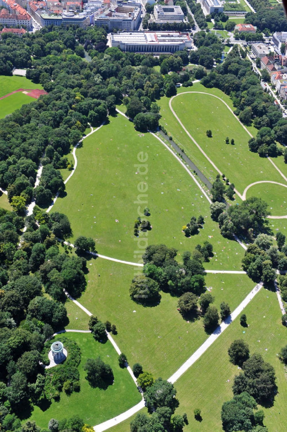 München von oben - Erholungspark Englischer Garten in München
