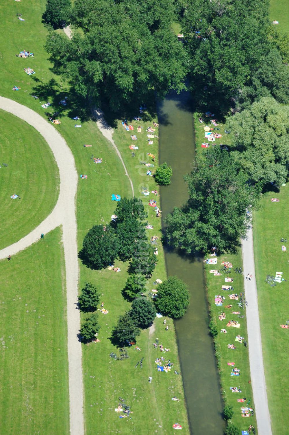 München aus der Vogelperspektive: Erholungspark Englischer Garten in München