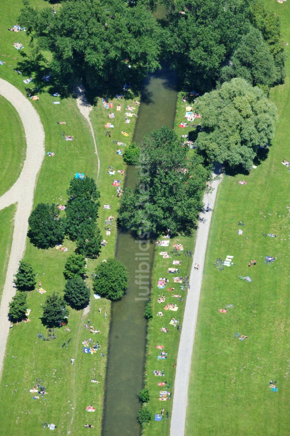 Luftaufnahme München - Erholungspark Englischer Garten in München