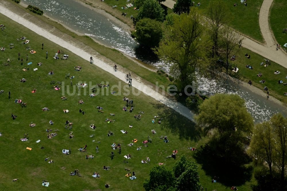 München aus der Vogelperspektive: Erholungspark Englischer Garten mit Schwabinger Bach in München im Bundesland Bayern