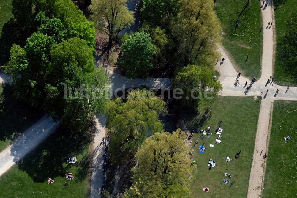 Luftbild München - Erholungspark Englischer Garten mit Schwabinger Bach in München im Bundesland Bayern