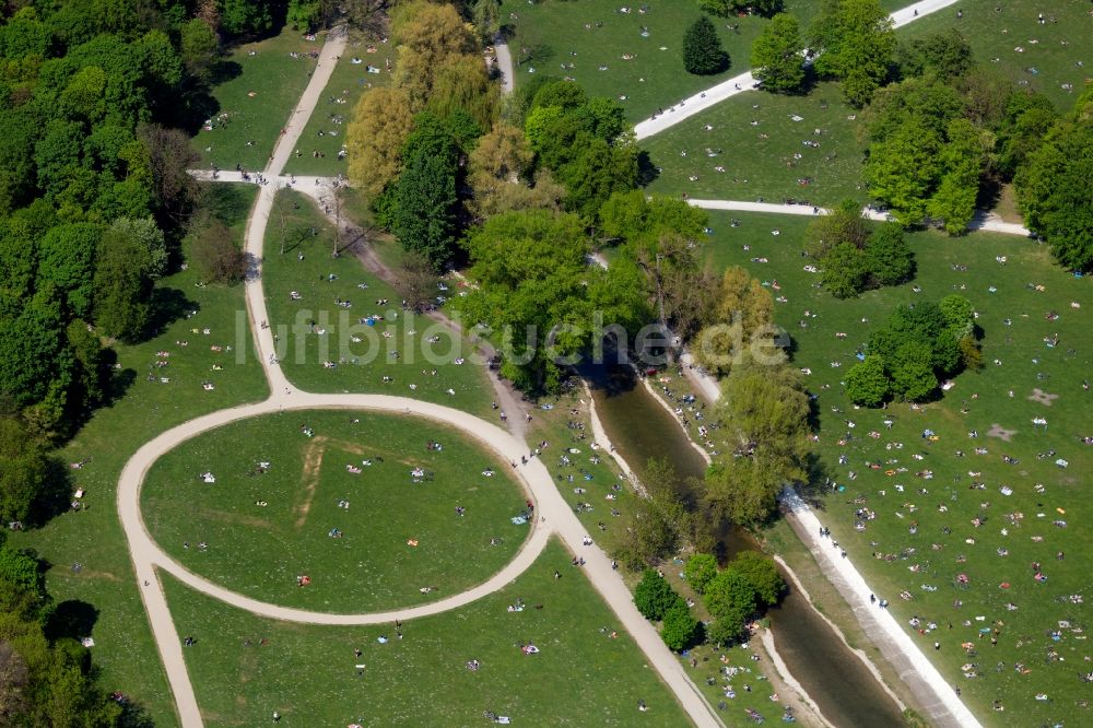 München aus der Vogelperspektive: Erholungspark Englischer Garten mit Schwabinger Bach in München im Bundesland Bayern