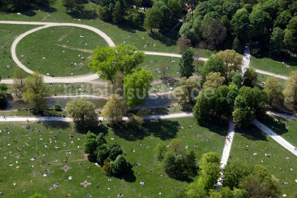 Luftaufnahme München - Erholungspark Englischer Garten mit Schwabinger Bach in München im Bundesland Bayern