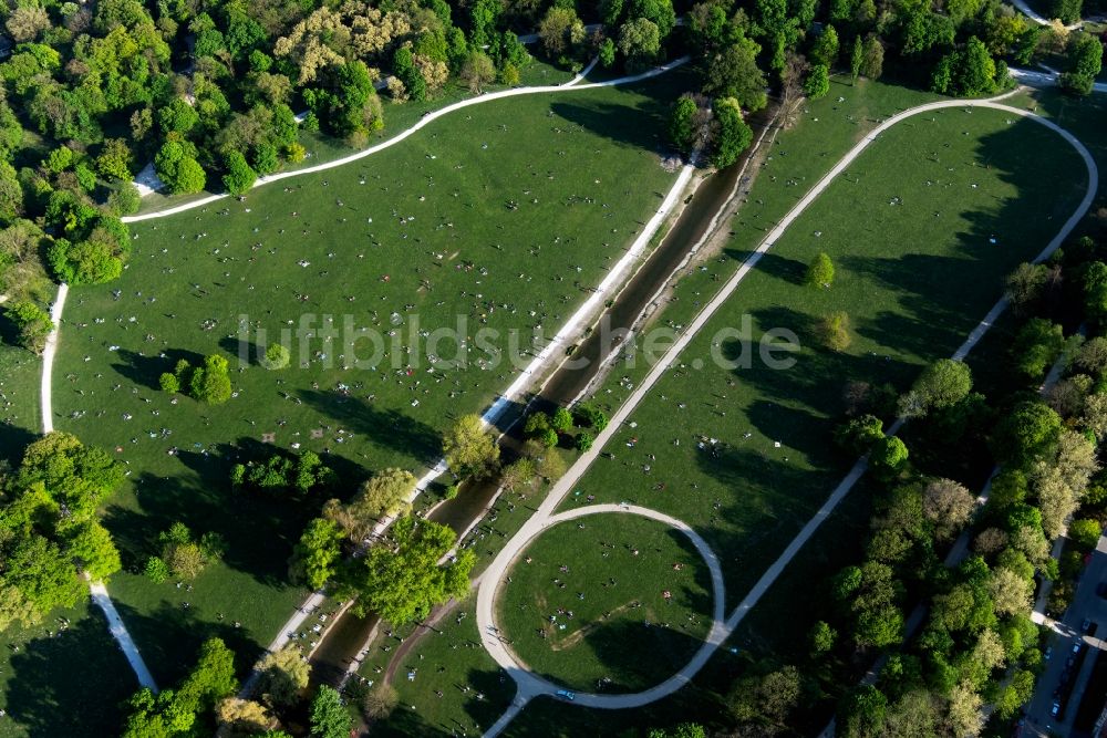 Luftaufnahme München - Erholungspark Englischer Garten mit Schwabinger Bach in München im Bundesland Bayern