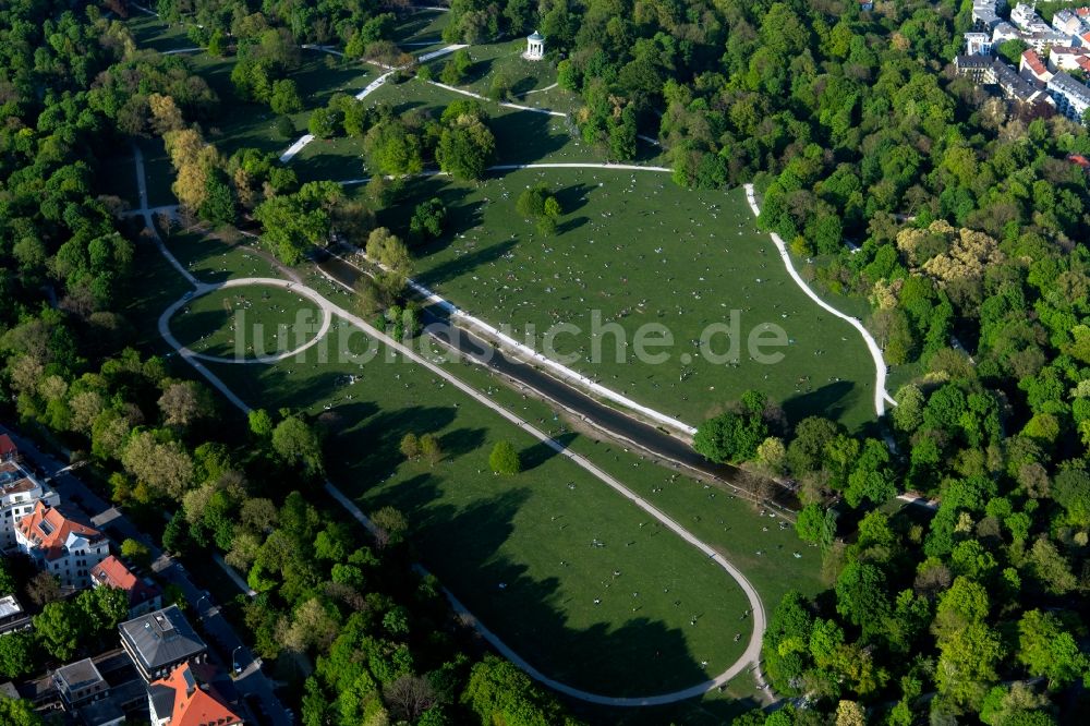München von oben - Erholungspark Englischer Garten mit Schwabinger Bach in München im Bundesland Bayern