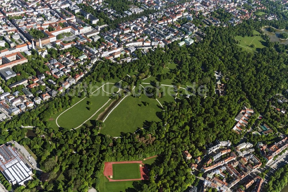 München von oben - Erholungspark Englischer Garten mit Schwabinger Bach in München im Bundesland Bayern