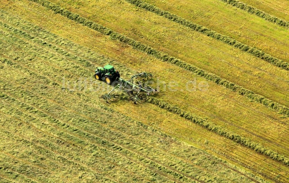 Luftaufnahme Osthausen - Ernte auf einem Getreide- Feld bei Osthausen im Bundesland Thüringen