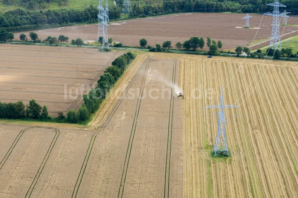 Luftbild Agathenburg - Ernteeinsatz auf landwirtschaftlichen Feldern in Agathenburg im Bundesland Niedersachsen, Deutschland