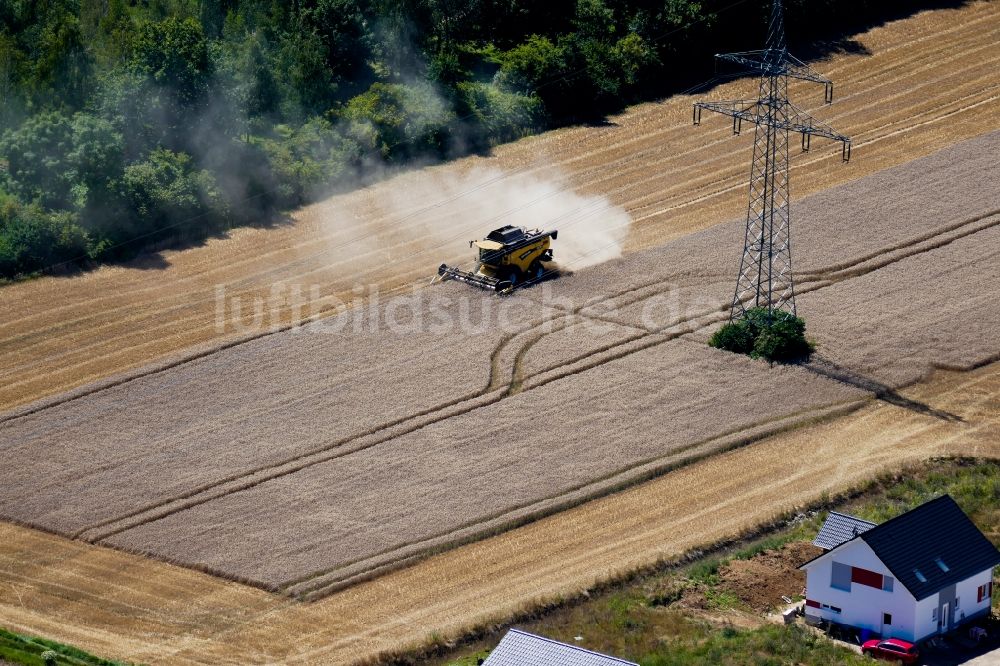 Luftaufnahme Bovenden - Ernteeinsatz auf landwirtschaftlichen Feldern in Bovenden im Bundesland Niedersachsen, Deutschland