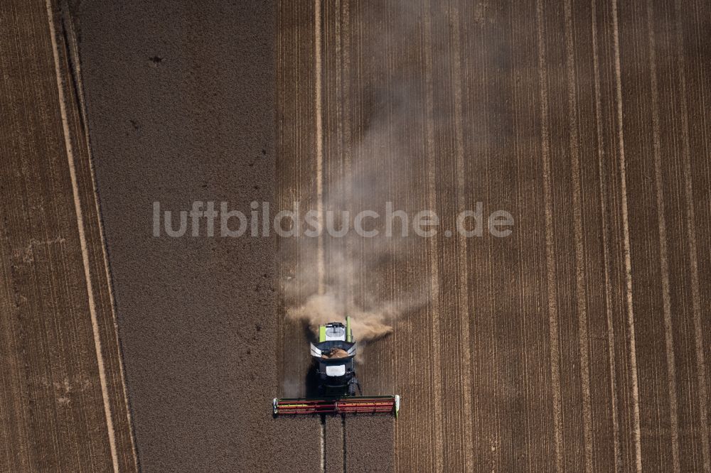 Luftaufnahme Broitzem - Ernteeinsatz auf landwirtschaftlichen Feldern in Broitzem im Bundesland Niedersachsen, Deutschland