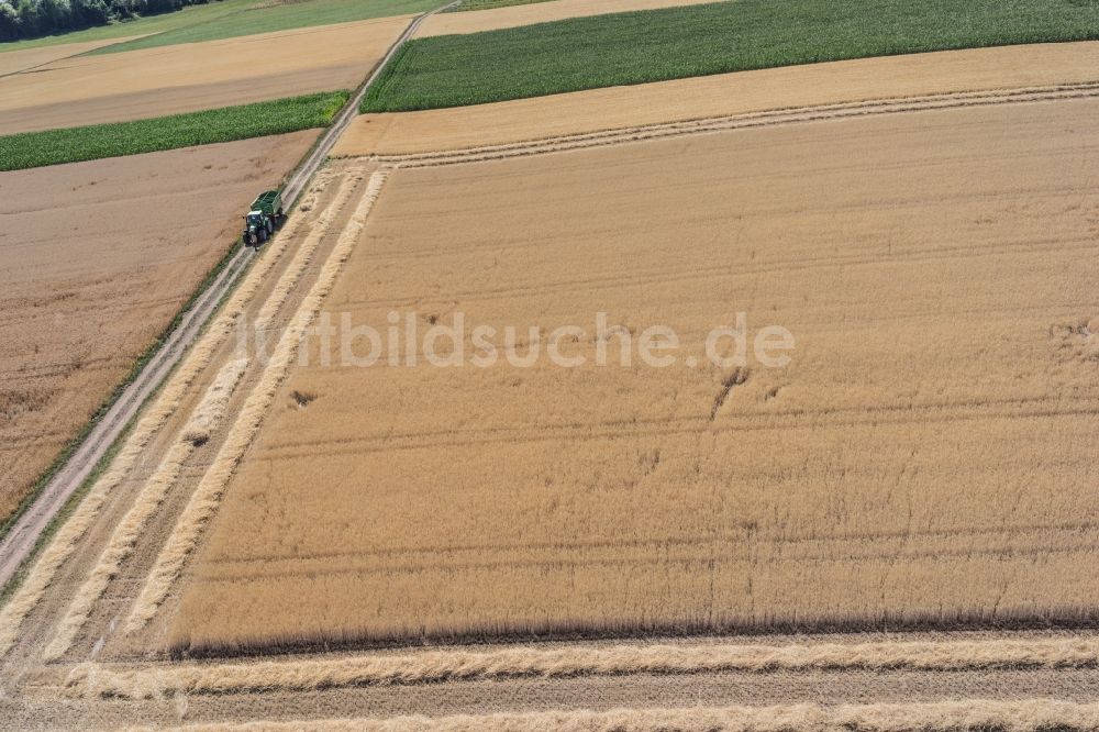 Luftbild Friolzheim - Ernteeinsatz auf landwirtschaftlichen Feldern in Friolzheim im Bundesland Baden-Württemberg