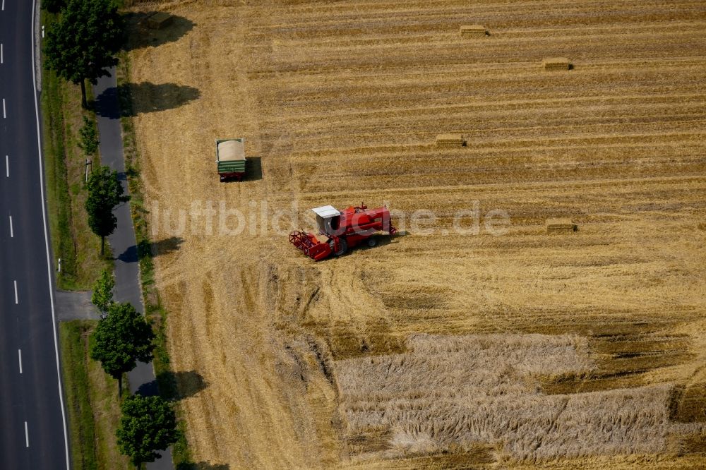 Fuldabrück aus der Vogelperspektive: Ernteeinsatz auf landwirtschaftlichen Feldern in Fuldabrück im Bundesland Hessen, Deutschland