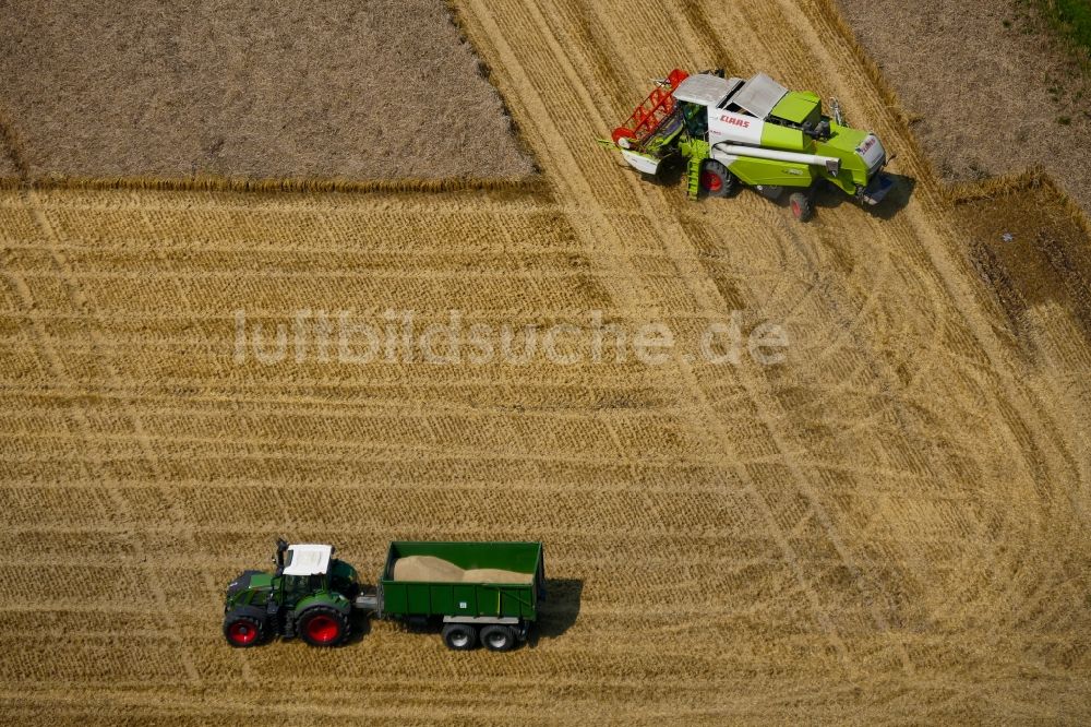 Luftbild Fuldabrück - Ernteeinsatz auf landwirtschaftlichen Feldern in Fuldabrück im Bundesland Hessen, Deutschland