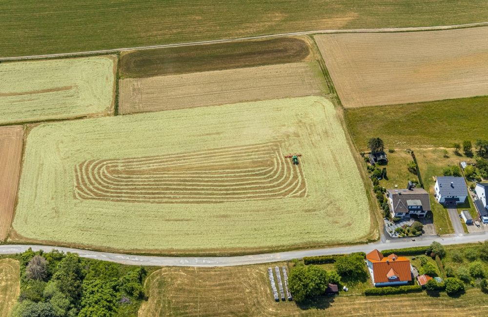 Luftbild Garbeck - Ernteeinsatz auf landwirtschaftlichen Feldern in Garbeck im Bundesland Nordrhein-Westfalen, Deutschland