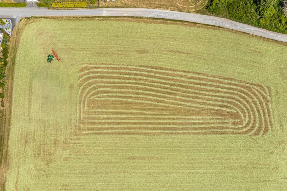 Garbeck von oben - Ernteeinsatz auf landwirtschaftlichen Feldern in Garbeck im Bundesland Nordrhein-Westfalen, Deutschland