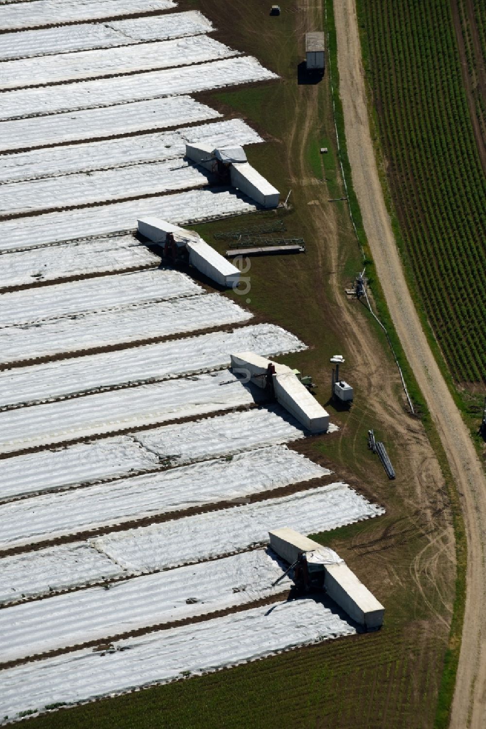 Luftaufnahme Moos - Ernteeinsatz auf landwirtschaftlichen Feldern in Moos im Bundesland Bayern, Deutschland