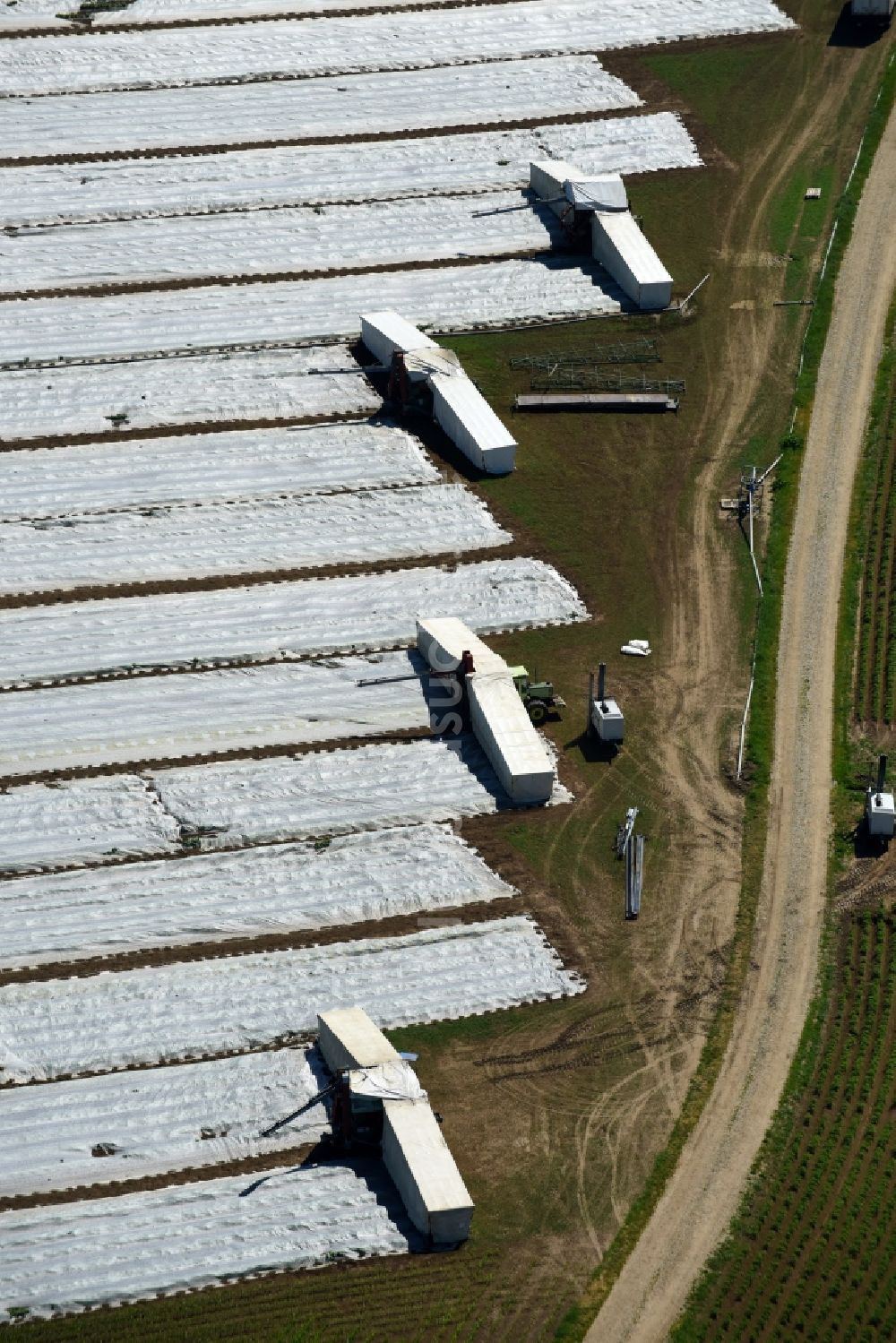 Moos von oben - Ernteeinsatz auf landwirtschaftlichen Feldern in Moos im Bundesland Bayern, Deutschland