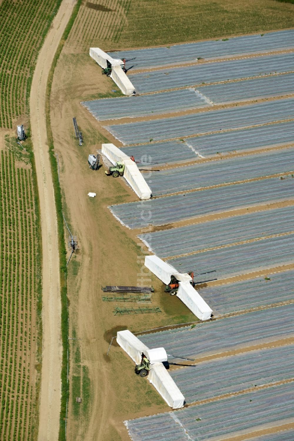 Luftaufnahme Moos - Ernteeinsatz auf landwirtschaftlichen Feldern in Moos im Bundesland Bayern, Deutschland