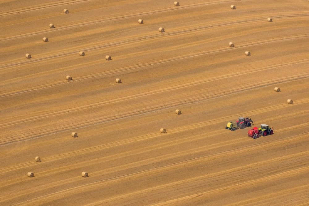 Luftbild Neukalen - Ernteeinsatz auf landwirtschaftlichen Feldern in Neukalen im Bundesland Mecklenburg-Vorpommern