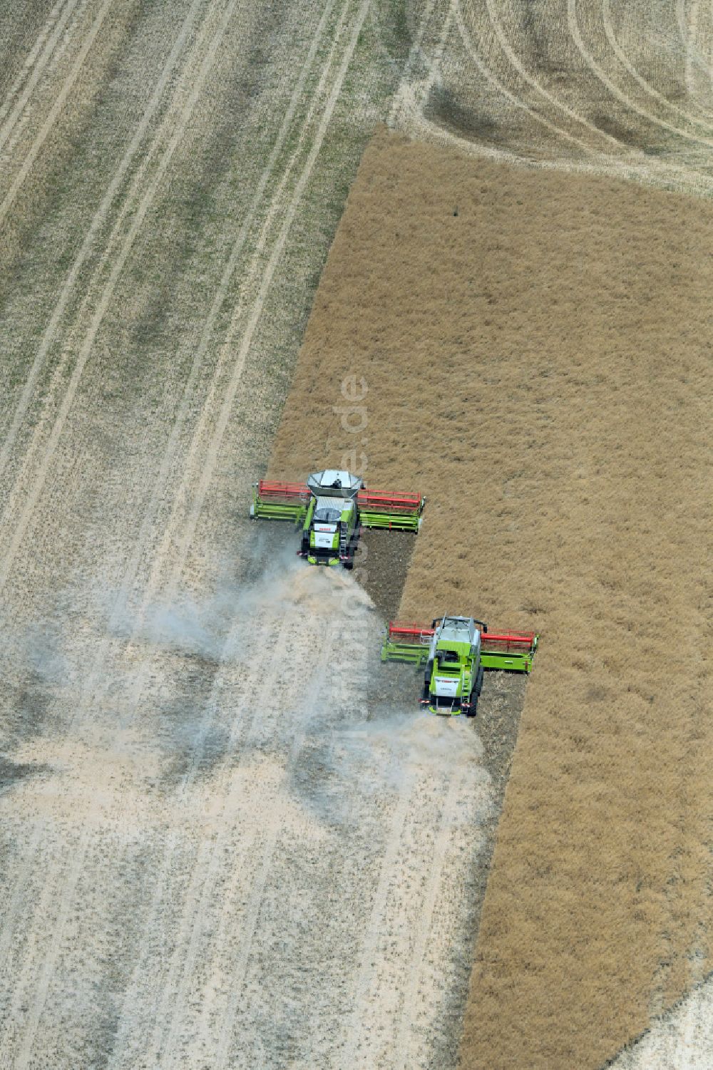 Luftbild Niedergrunstedt - Ernteeinsatz auf landwirtschaftlichen Feldern in Niedergrunstedt im Bundesland Thüringen, Deutschland