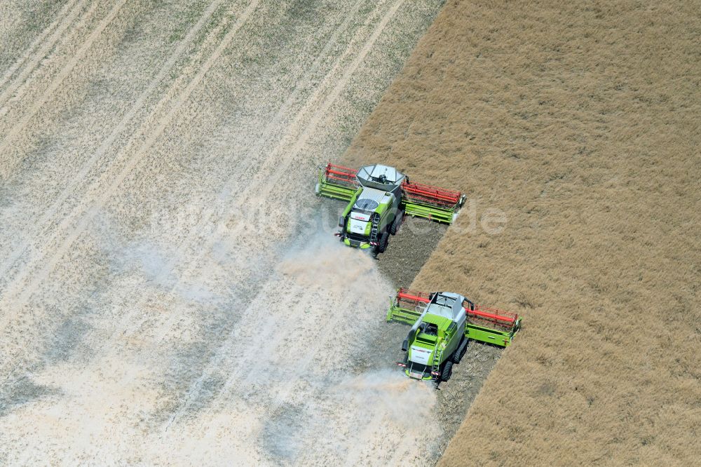 Luftaufnahme Niedergrunstedt - Ernteeinsatz auf landwirtschaftlichen Feldern in Niedergrunstedt im Bundesland Thüringen, Deutschland