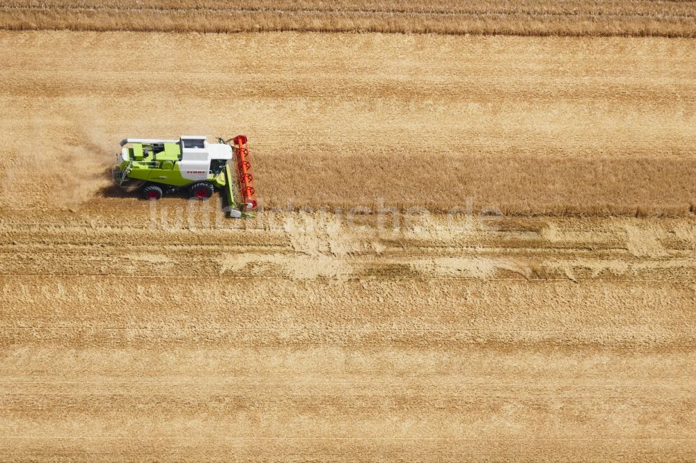 Luftaufnahme Rosdorf - Ernteeinsatz auf landwirtschaftlichen Feldern in Rosdorf im Bundesland Niedersachsen, Deutschland