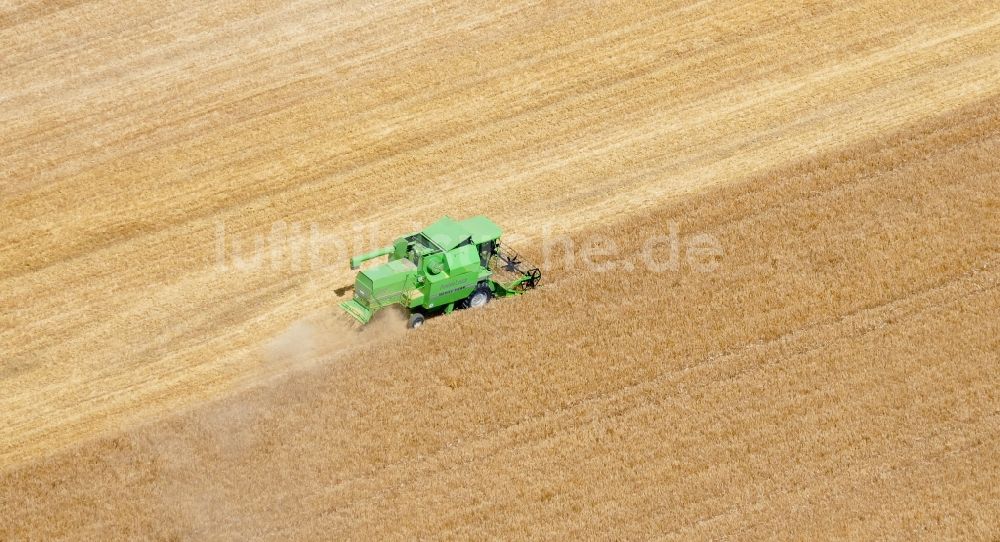 Luftbild Rosdorf - Ernteeinsatz auf landwirtschaftlichen Feldern in Rosdorf im Bundesland Niedersachsen, Deutschland