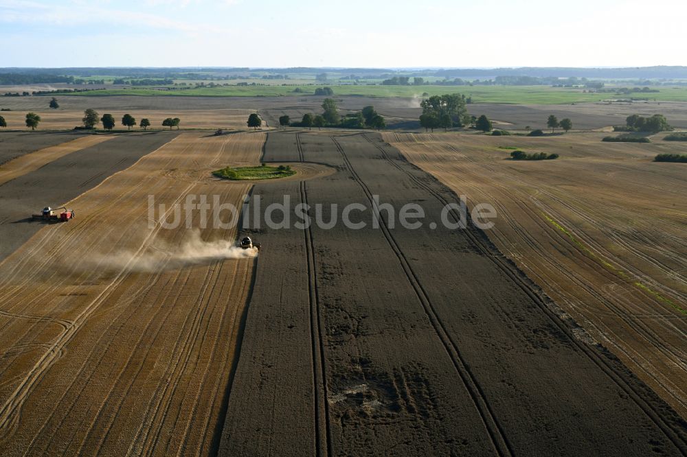 Luftaufnahme Schapow - Ernteeinsatz auf landwirtschaftlichen Feldern in Schapow im Bundesland Brandenburg, Deutschland
