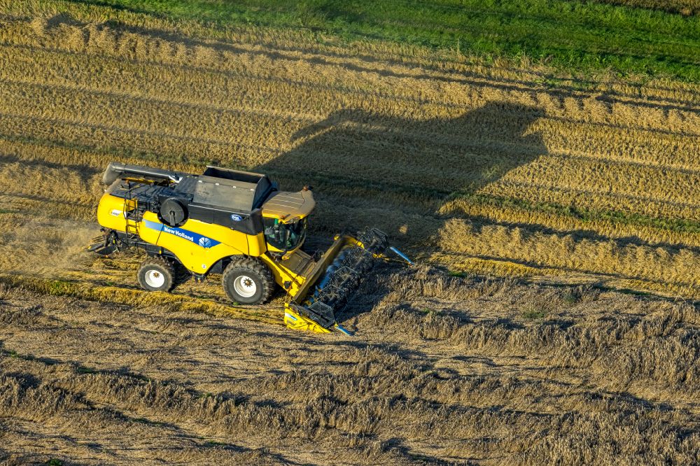 Sönnern von oben - Ernteeinsatz auf landwirtschaftlichen Feldern in Sönnern im Bundesland Nordrhein-Westfalen, Deutschland