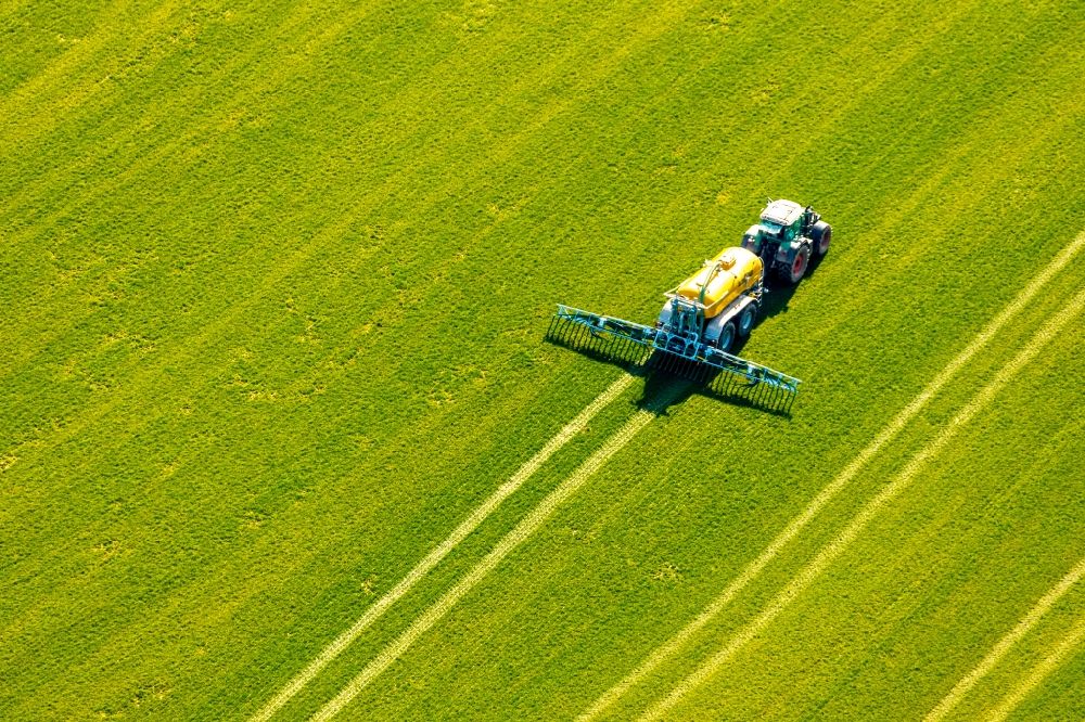 Luftaufnahme Sundern (Sauerland) - Ernteeinsatz auf landwirtschaftlichen Feldern in Sundern (Sauerland) im Bundesland Nordrhein-Westfalen, Deutschland
