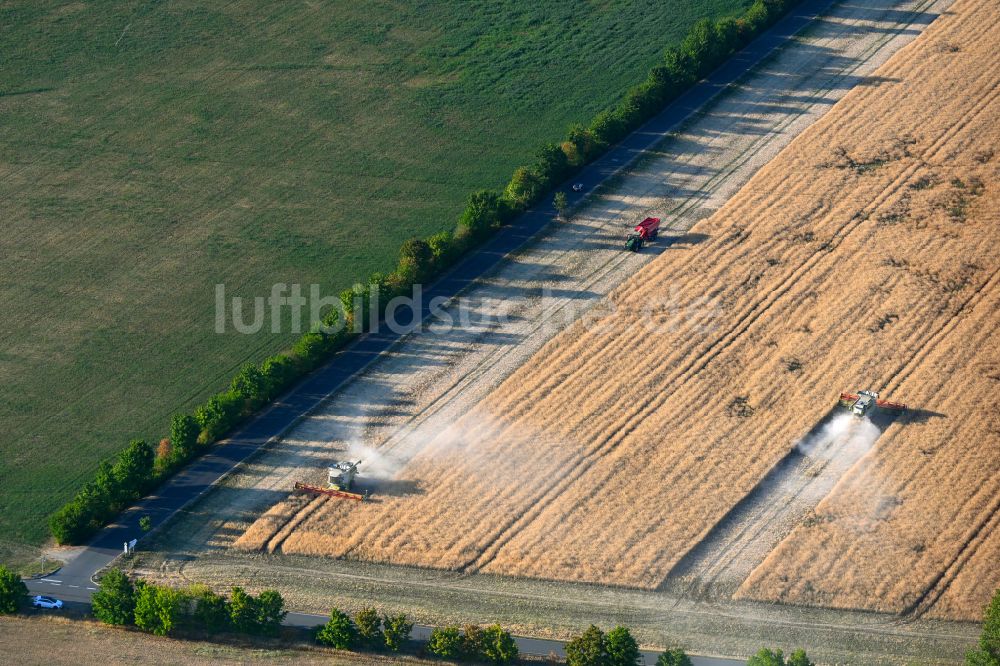 Luftbild Wüllersleben - Ernteeinsatz auf landwirtschaftlichen Feldern in Wüllersleben im Bundesland Thüringen, Deutschland
