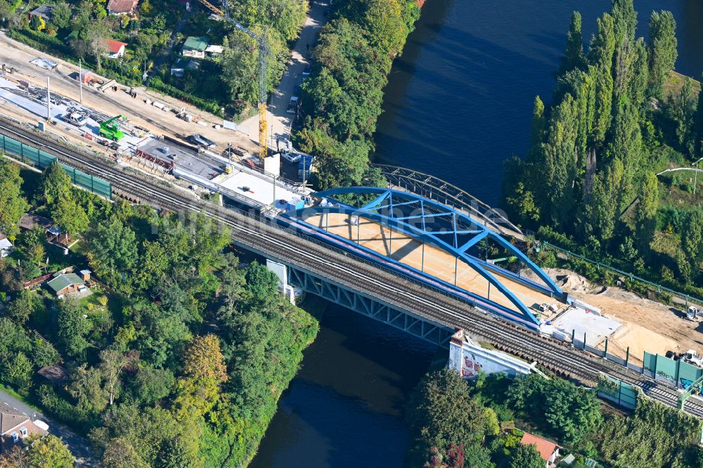 Luftbild Berlin - Ersatzneubau des Bahn- Brückenbauwerk Brücke am Mariendorfer Hafensteg über den Teltowkanal in Berlin, Deutschland