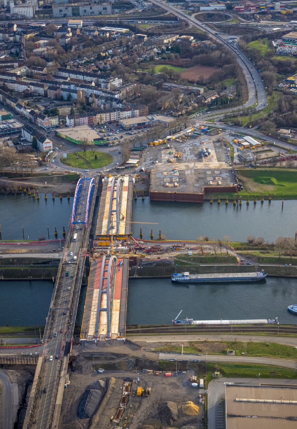 Duisburg von oben - Ersatzneubau des Brückenbauwerk Karl-Lehr-Brücke über die Ruhr in Duisburg im Bundesland Nordrhein-Westfalen, Deutschland