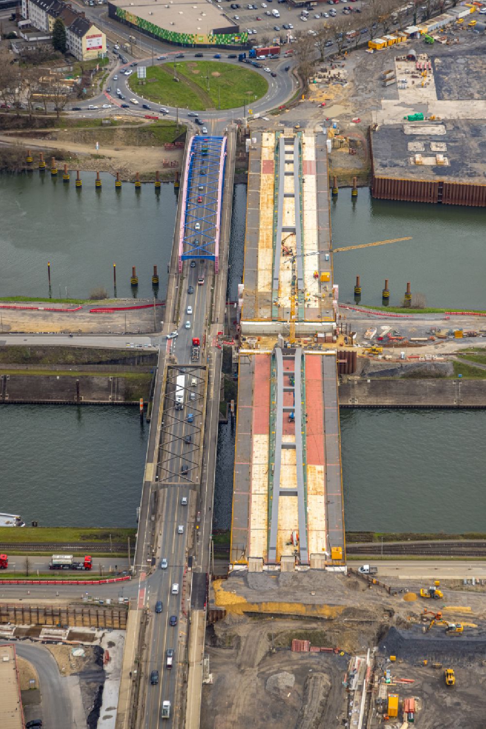 Luftbild Duisburg - Ersatzneubau des Brückenbauwerk Karl-Lehr-Brücke über die Ruhr in Duisburg im Bundesland Nordrhein-Westfalen, Deutschland