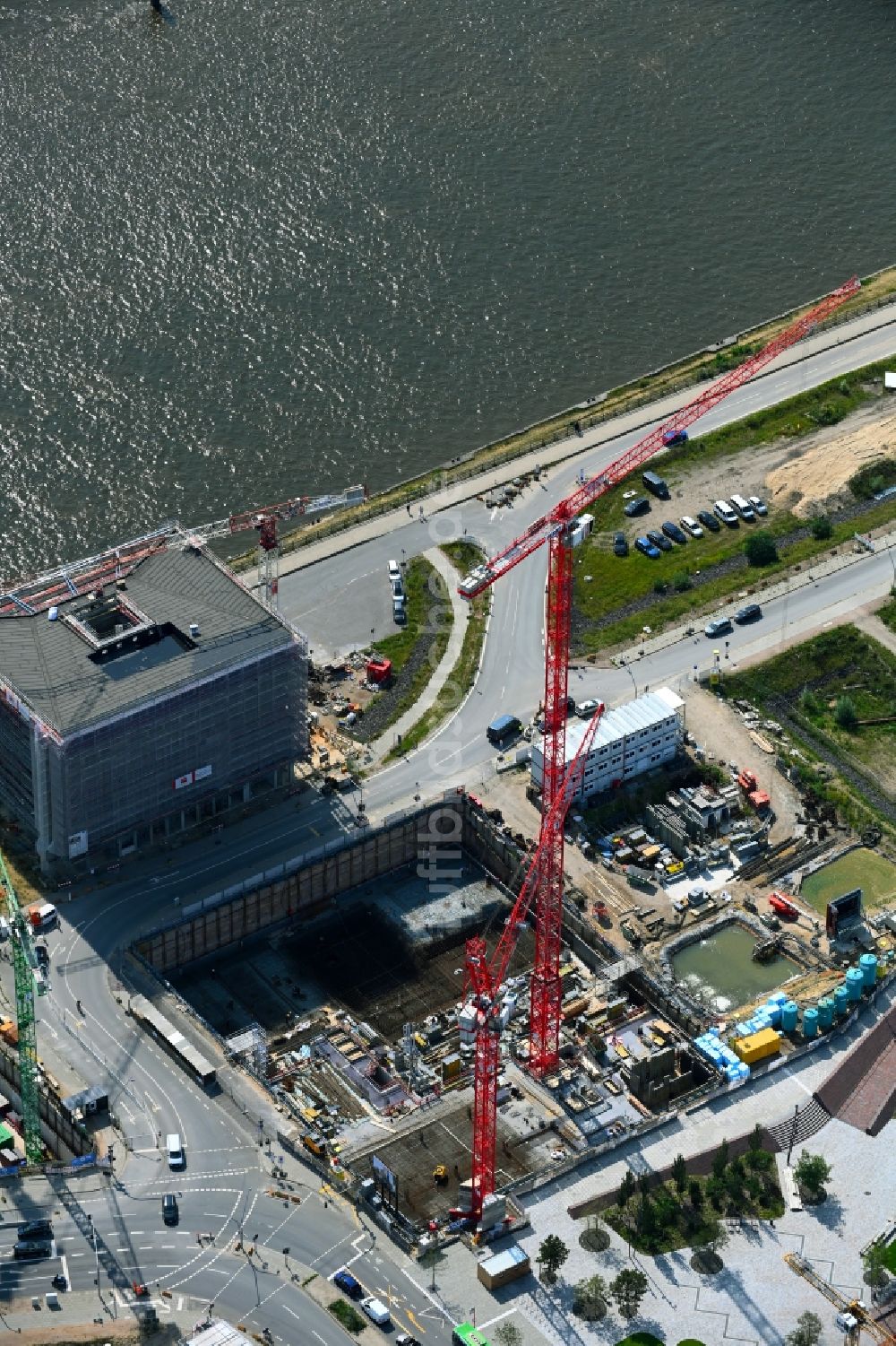 Luftaufnahme Hamburg - Erschließungs - und Pfahlgründungsarbeiten des Neubaus EDGE ElbSide im Ortsteil HafenCity in Hamburg, Deutschland