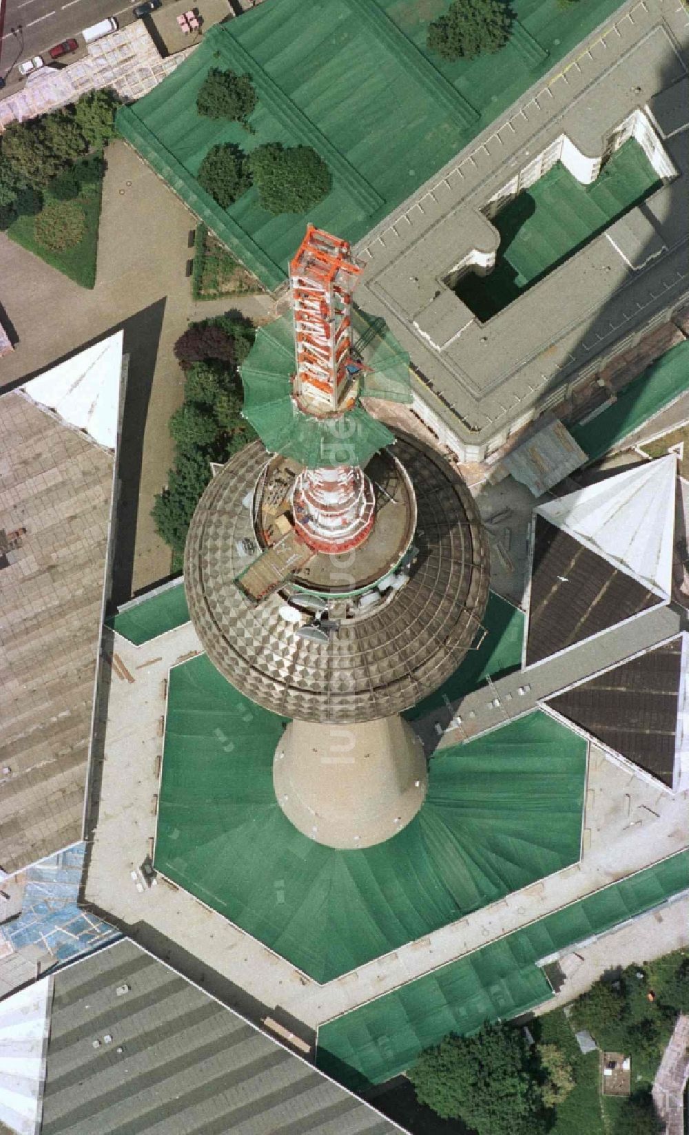 Luftaufnahme Berlin - Erweiterung der Antennenspitze über der Kugel des Fernsehturm in Berlin, Deutschland